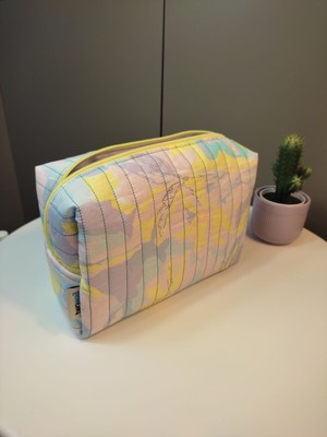 Çok Renkli Nakışlı Makyaç Çantası, Şık ve Kullanışlı Tasarım