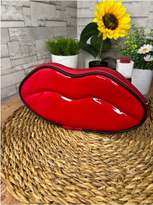 Kırmızı Dudak Makyaj Çantası, Şık ve Pratik Tasarım ile Her An Yanınızda