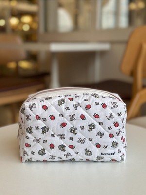 Kırmızı Çilek Desenli Geniş Makyaj Çantası, Renkli ve Şık Tasarım