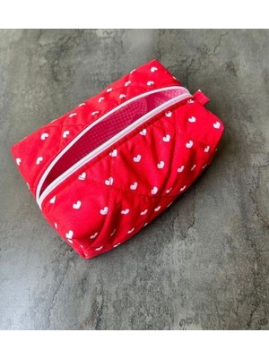 Kırmızı Şık Makyaj Çantası, Pratik ve Şık Tasarım ile Güzelliğinize Renk Katıyor