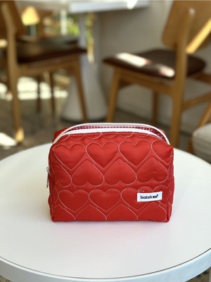 Kırmızı Kalp Işlemeli Büyük Boy Makyaj Çantası, Şık ve Kullanışlı Tasarım