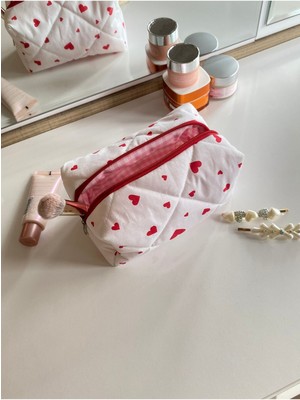 Kırmızı Kalp Detaylı Şık Makyaj Çantası, Pratik ve Şık Tasarım