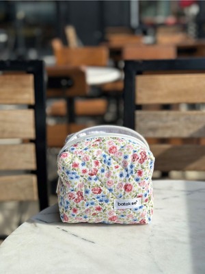 Renkli Çiçek Desenli Küçük Makyaj Çantası, Şık ve Pratik Kullanım Sağlar.