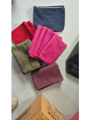 Kırmızı Makyaj Çantası, Şık ve Kullanışlı Tasarımyla Güzelliğinize Renk Katın