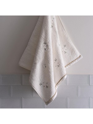 Nadia Papatya Nakışlı Banyo Havlusu (90 x 150 Cm)