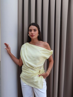 Büzgü Toka Detaylı Bluz