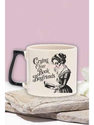 Crying Over Book Boyfriends Yazılı Kitap Aşkı Duygusal Hediyelik Siyah Kulplu Kupa Bardak