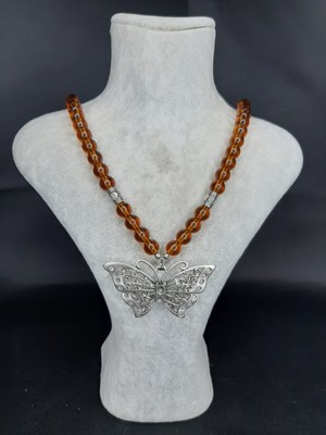 Ayarlanabilir Cam Boncuklu Kelebek Uçlu Kolye – El Yapımı Özgün Tasarım