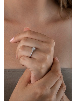 925 Ayar Gümüş Pırlanta Montürlü Kare Taşlı Yüzük