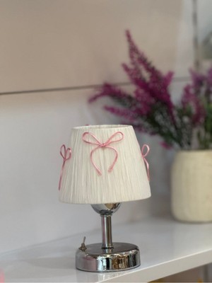 Pembe Fiyonk Kurdeleli Beyaz Rafya Kablosuz Pilli Masa Lambası, Alt Gümüş Detaylı