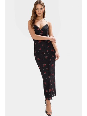Yazlık Çiçekli Maxi Elbise V Yaka Dantel Detay Örme Kumaş Rahat ve Şık Modern Stil