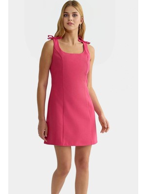 Dokuma Kumaştan A Kesim Fiyonklu Mini Elbise Seçkin Malzeme Rahat ve Şık Özel Tasarım