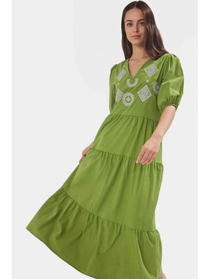 Terrycotton Kumaş Maxi Elbise V Yaka Nakış Detayları Şık ve Rahat Özenle Seçilmiş Özel Tasarım
