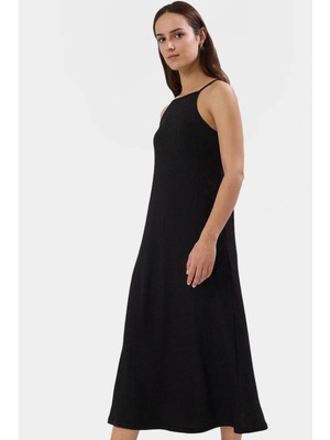 Rahat ve Şık Örme Midi Elbise Halter Yaka Bodycon Kalıp Yırtmaç Detayı Özenle Seçilmiş