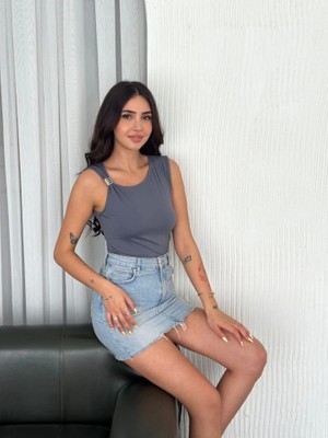 Tiana Osy Modal Yumuşak Dokulu Kumaş Bisiklet Yaka Sıfır Kol Bluz Omuz Toka Aksesuar Detaylı - Antrasit