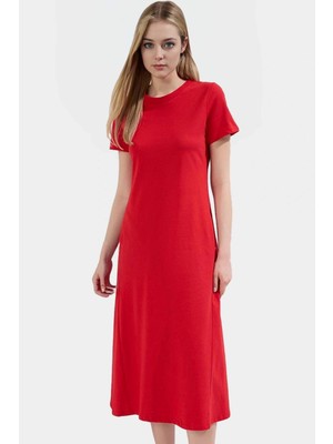 Nefes Alan Pamuklu T Shirt Elbise Midi Boy Cep Detaylı Modern Stil Zarifane Tasarım