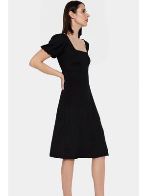 Rahat ve Şık Polyester Elbise Midi Boy Yırtmaç Detay Balon Kol Konforlu Kesim Premium Kalite