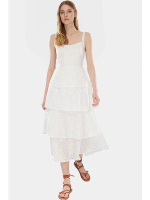 Yazlık Pamuklu Brode Maxi Elbise Sırt Detayı ile Şık ve Rahat Özenle Seçilmiş Konforlu Kesim