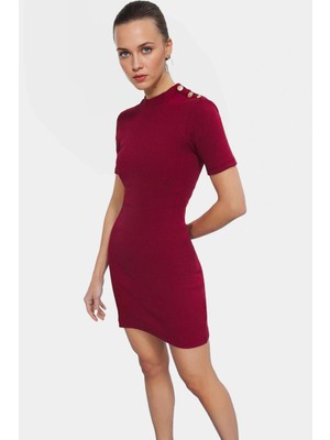 Yazlık Kısa Elbise Örme Kumaş Bodycon Kesim Düğme Detaylı Rahat ve Şık Modern Stil