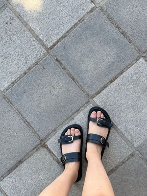 Melodi Ayakkabı Melodi Lavinia Kadın Siyah Iki Bantlı Tokalı Terlik– Ayarlanabilir Rahat Günlük Model