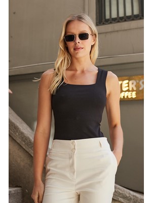 Kare Yaka Kolsuz Likralı Pamuklu Kumaş Body