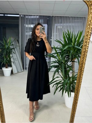 Gökyüzü Moda Kadın Kısa Kollu Bisiklet Yaka Fiyonk Broşlu Midi Janjan Krep Elbise