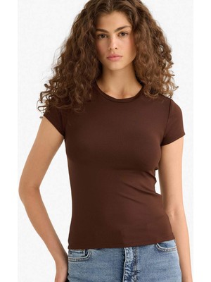 DeFacto Slim Fit Dar Kesim Bisiklet Yaka Basic Düz Kısa Kollu Tişört F7768AX25AU