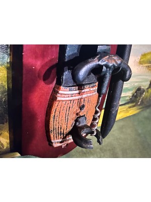 Duvara Monte Edilen Ahşap Kaidesinde Metal Şarap Açıcı Tirbuşon 41 cm 14 cm Ölçülerinde