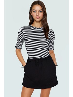 Pamuklu Polyester Elastan Karışımlı Fitted Bluz Bisiklet Yaka Kısa Kollu Yıkamalı