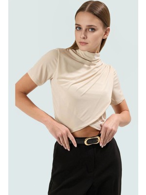 Yazlık Kısa Kollu Örme Bluz Dik Yaka Crop Rahat Şık Görünüm Seçkin Malzeme