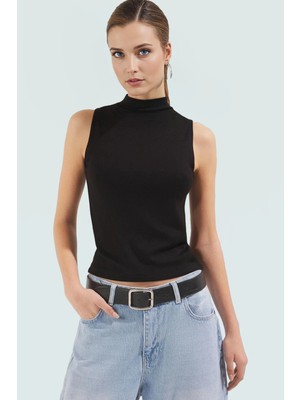 Fitted Kolsuz Bluz Dik Yaka Örme Kumaş Yazlık Günlük Konforlu Kesim Rahat Kullanım