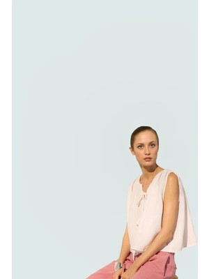 Rahat ve Şık Keten Bluz Kolsuz Dik Yaka Bağlama Detayı Kaliteli Işçilik