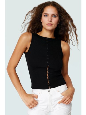 Kadın Kolsuz Örme Bluz Kayık Yaka Fitted Kalıp Rahat Günlük Stil ve Şık Modern