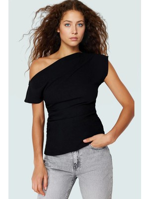 Yazlık Bluz Şık Kayık Yaka Tek Kol Krep Dokuma Görünüm Modern Stil