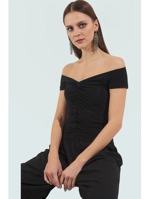 Rahat ve Şık Örme Bluz Carmen Yaka Kısa Kol Regular Kalıp Profesyonel Görünüm