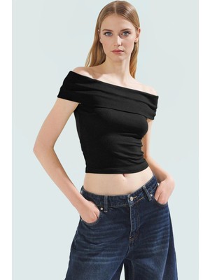 Şık ve Rahat Örme Bluz Carmen Yaka Kısa Kollu Fitted Kalıp Seçkin Malzeme Zarifane Tasarım