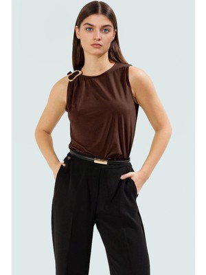 Aksesuar Detaylı Kolsuz Örme Bluz Fitted Sandy Dokuma Günlük Stil Mükemmel Uyum