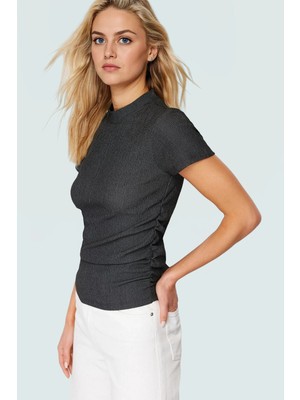 Polyester Karışımlı Bluz Crop Boy Fitted Kalıp Kısa Kol Seçkin Malzeme Dayanıklı