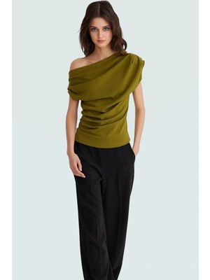 Şık Dökümlü Örme Bluz Asimetrik Yaka Kısa Kol Regular Kalıp Özel Tasarım Modern Stil