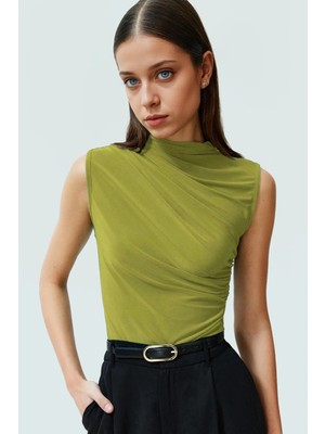 Kolsuz Crop Bluz Dik Yaka Örme Kumaş Vücuda Oturan Seçkin Malzeme Profesyonel Görünüm