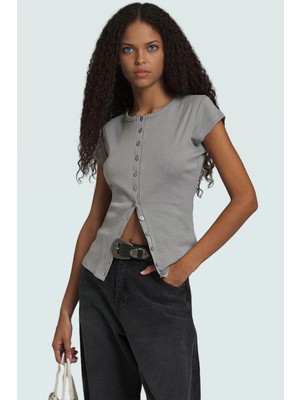 Yazlık Pamuklu Düğmeli Bluz Rahat ve Şık Bir Seçenek Konforlu Kesim Yüksek Kalite