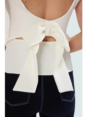 Sırt Fiyonklu Bluz Fitted Kalıp %88 Polyester Yazlık Casual Şık Görünüm Trend Tasarım