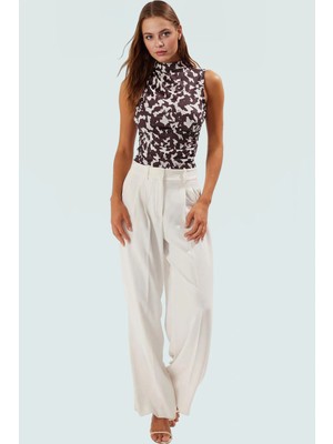 Kolsuz Crop Bluz Dik Yaka Örme Kumaş Vücuda Oturan Seçkin Malzeme Profesyonel Görünüm