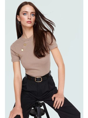 Rahat Kesim Örme Bluz Düğmeli Detay Kısa Kol Casual Stil Günlük Kullanım Için Seçkin Malzeme