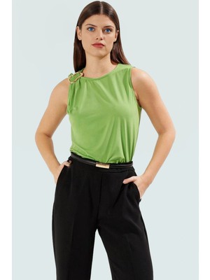 Aksesuar Detaylı Kolsuz Örme Bluz Fitted Sandy Dokuma Günlük Stil Mükemmel Uyum