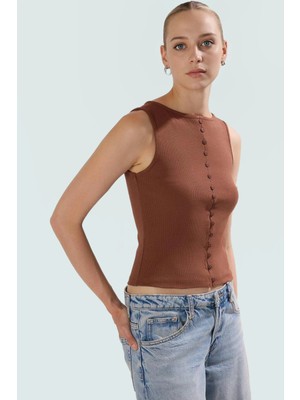 Kadın Kolsuz Örme Bluz Kayık Yaka Fitted Kalıp Rahat Günlük Stil ve Şık Modern
