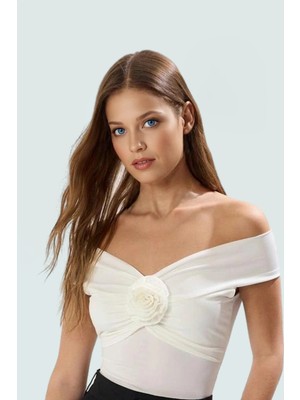 Rahat Fitted Bluz %96 Polyester %4 Elastan Carmen Yaka Zarifane Tasarım
