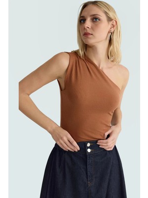 Kolsuz Örme Bluz Asimetrik Yaka Fitted Büzgü ve Drape Detaylar Rahat Kalıp Uzun Ömürlü
