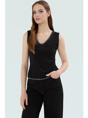 Şık ve Rahat Örme Bluz V Yaka Fitted Nakış Detayları Yazlık Dayanıklı Malzeme