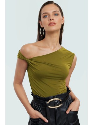 Şık Asimetrik Yaka Kolsuz Örme Bluz Fitted Kalıp Özel Tasarım Seçkin Malzeme